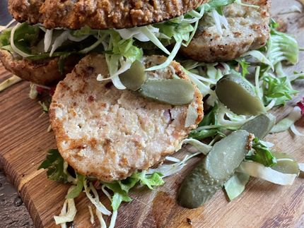 Ny super lækker frikadelle sandwich med salat.