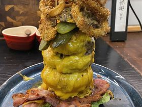 Stone´s monster burger, og det er en beast af en burger. Man kan sæføli laves mindre eller deles.